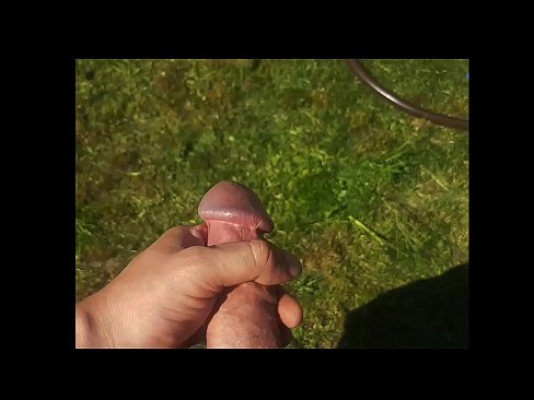 ❤️ Una guapa calenta es folla el seu cony rosa i es corre amb un esquitxat en un jardí d'estiu ❤❌ Vídeo de merda al ca.sexafinkarasskaz.ru ☑